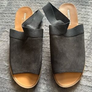 Womens Kenneth Cole Black Size 8.5M around the ankle Sandle shoe